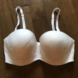 Victoria’s Secret 34DD white convertible bra